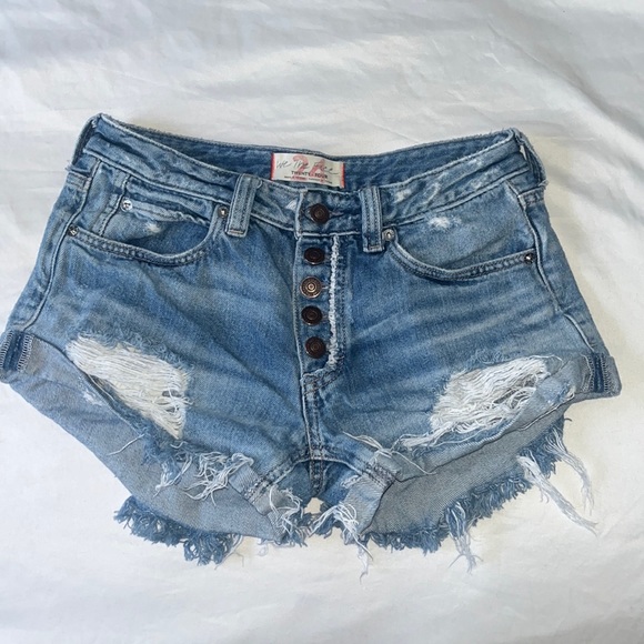 Great user condition! These were my FAVORITE shorts but my booty grew 🍑 - Picture 2 of 5